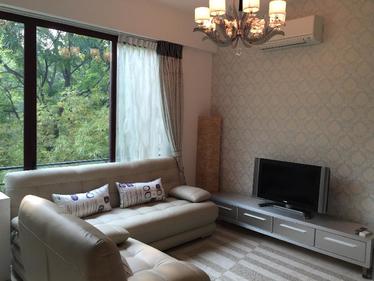 I am looking at D'Ecosia's property listing, $2,800/mth, what do you think about this?